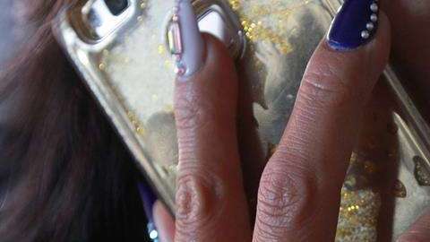 Luz de smartphones genera afectaciones oculares, advierte estudio.