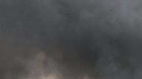 Policías rusos continúan con las labores de extinción del incendio originado ayer en el centro comercial Zimnaya Vishny.EFE