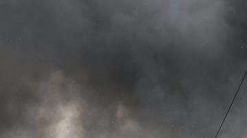 Policías rusos continúan con las labores de extinción del incendio originado ayer en el centro comercial Zimnaya Vishny.EFE