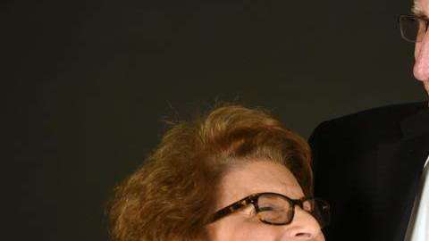 Esta pareja de adultos enamorados no puede separarse después de haberse conocido en una cita rápida.