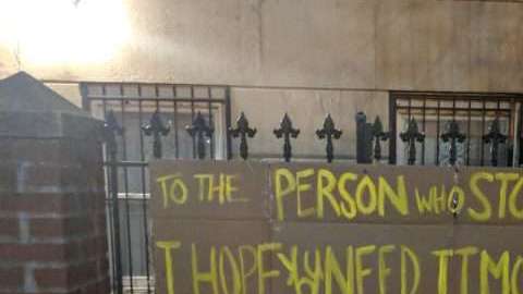 Este es el cartel con el la dueña de una bicicleta robada pedía que se la devolvieran.