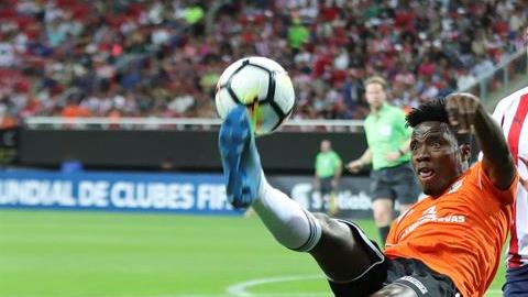 El jugador de Chivas Alejandro Mayorga disputa el balón con Wilguens Aristilde del Cibao. EFE