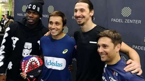 Los jugadores del Manchester United, el sueco Zlatan Ibrahimovic y el francés Paul Pogba posan con dos jugadores argentinos de padel, Fernando Belasteguín y Mati Díaz. (Foto: EFE)