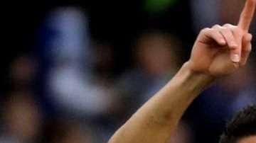 El defensa mexicano de la Real Sociedad, Héctor Moreno, celebra su primer gol con los Txurri-urdin frente al Alavés. (Foto: EFE/Juan Herrero)