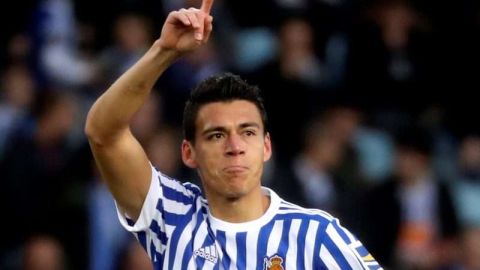 El defensa mexicano de la Real Sociedad, Héctor Moreno, celebra su primer gol con los Txurri-urdin frente al Alavés. (Foto: EFE/Juan Herrero)