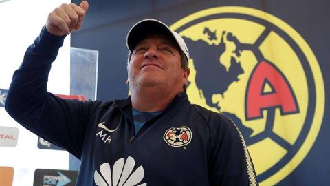 El entrenador de las Águilas del América, Miguel Herrera confía en vencer al Tauro en Concachampions. (Foto: EFE/José Méndez)