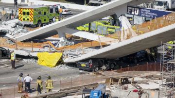 Varias personas murieron al derrumbarse un puente para peatones en Miami. EFE