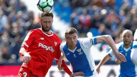 El defensa mexicano del Sevilla, Miguel Layún anotó en la jornada 29 de LaLiga española. (Foto: EFE / Juanjo Martin)