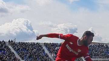 El disparo de derecha del defensa mexicano del Sevilla, Miguel Layún, frente al Levante. (Foto: EFE/ Juanjo Martin)