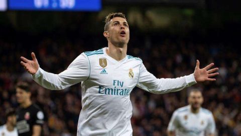 El delantero portugués del Real Madrid Cristiano Ronaldo celebra su poker al Girona. (Foto: EFE/Rodrigo Jiménez)