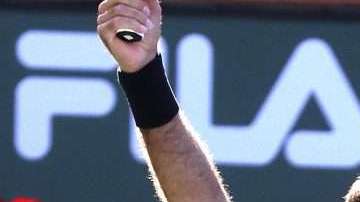 El argentino Juan Martin Del Potro celebra su triunfo ante el suizo Roger Federer en Indian Wells. (Foto: EFE/EPA/MIKE NELSON)
