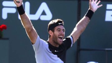El argentino Juan Martin Del Potro celebra su triunfo ante el suizo Roger Federer en Indian Wells. (Foto: EFE/EPA/MIKE NELSON)