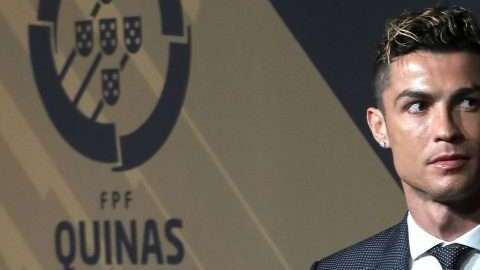 El jugador portugués del Real Madrid Cristiano Ronaldo y su novia Georgina Rodríguez durante la gala de las Quinas de Oro. (Foto: EFE/FPF)