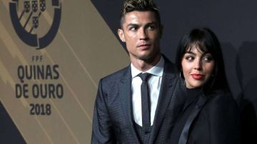 El jugador portugués del Real Madrid Cristiano Ronaldo y su novia Georgina Rodríguez durante la gala de las Quinas de Oro. (Foto: EFE/FPF)