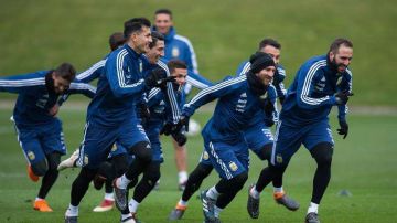 La selección argentina se entrena en Manchester para su partido contra Italia este viernes. (Foto: EFE/ Peter Powell)