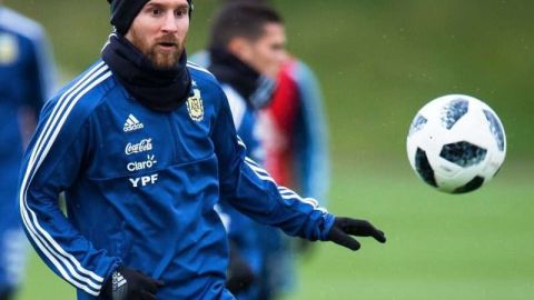 El capitán de la selección argentina Lionel Messi, durante el entrenamiento albiceleste en Manchester. (Foto: EFE/ Peter Powell)