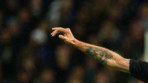 Lucas Biglia disputa el esférico con orenzo Pellegrini