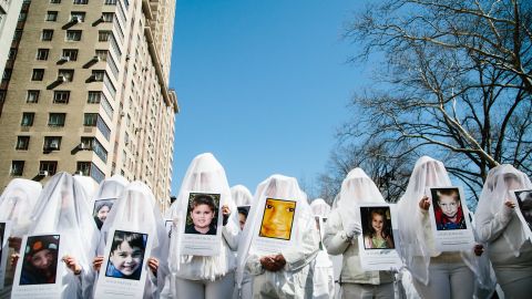 Los manifestantes mostraron rostros de víctimas de las balas