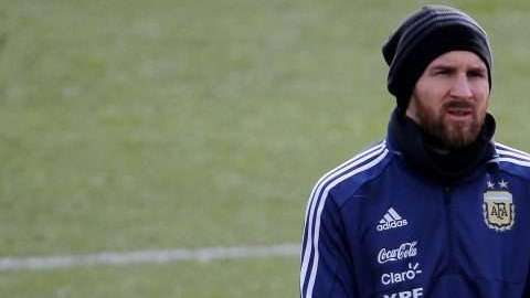 El delantero de la selección argentina, Lionel Messi, se entrena en la Ciudad Deportiva de Valdebebas de Madrid. (Foto: EFE/Víctor Lerena)
