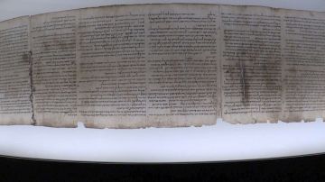 El Museo de Israel, que guarda los milenarios Rollos del Mar Muerto, unos misteriosos documentos bíblicos, muestra ahora durante tres meses un fragmento antiguo del apócrifo del Génesis.