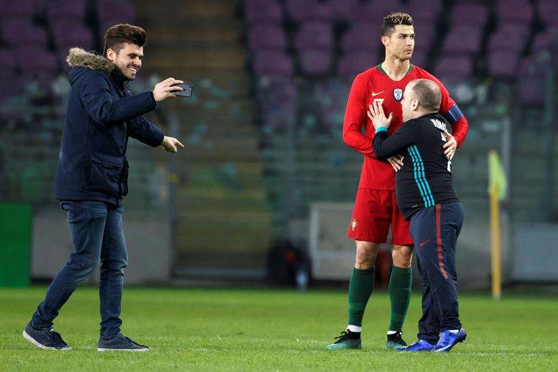 El beso y el abrazo a Cristiano fueron para ense arle unos