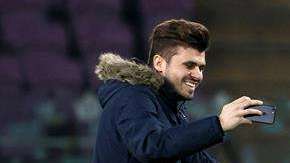 El portugués Cristiano Ronaldo saluda a Samir Alic durante un partido entre Portugal y Holanda en Ginebra, Suiza. (Foto: EFE/SALVATORE DI NOLFI)