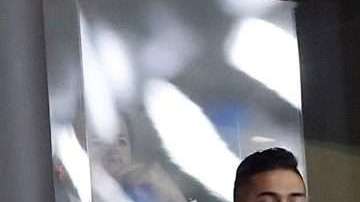 El delantero de la selección argentina Lionel Messi observa el partido ante España en el Estadio Wanda Metropolitano de Madrid. (Foto: EFE/Javier Lizón)
