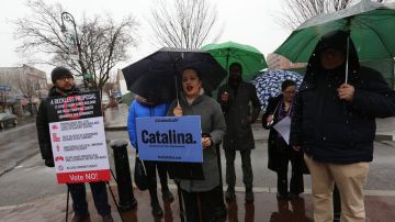 La candidata por la Asamblea Estatal Catalina Cruz y otros activistas denuncian que edificio en la calle 82 en Queens afecta la comunidad.