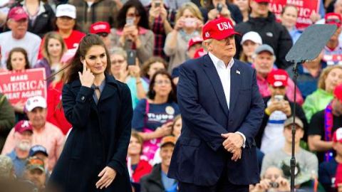 Hope Hicks al lado del presidente electo, Donald Trump.