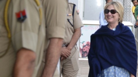 Clinton fue vista en el aeropuerto con el brazo derecho cubierto