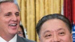 Broadcom, la empresa que dirige Hock Tan (izda), no cree que la fusión plantee problemas de seguridad nacional, como afirmó Trump (dcha).