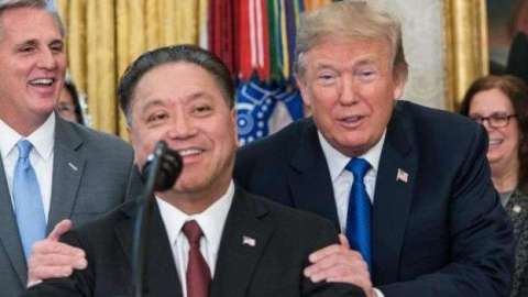 Broadcom, la empresa que dirige Hock Tan (izda), no cree que la fusión plantee problemas de seguridad nacional, como afirmó Trump (dcha).