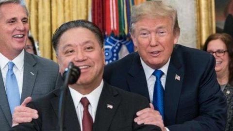 Broadcom, la empresa que dirige Hock Tan (izda), no cree que la fusión plantee problemas de seguridad nacional, como afirmó Trump (dcha).