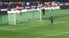 Aficionados invadieron la cancha del West Ham para reclamarle a los jugadores