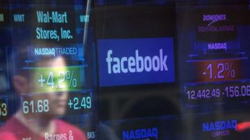 El escándalo de Cambridge Analytica hizo caer las acciones de Facebook en casi 7% este lunes.