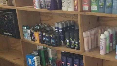 Un armario lleno de productos para que los niños más pobres se los lleven si sentirse discriminados.