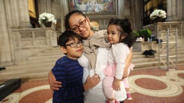 Inmigrante de Guatemala, Aura Hernandez con su hija, Camila y Daniel en la Iglesia Sociedad Cuarta Universal en el Upper Westside.