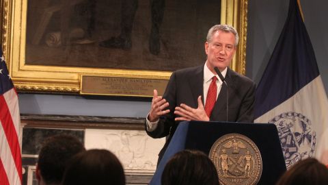 Alcalde de Nueva York, Bill de Blasio. Ayer anunciaron al nuevo canciller de educacion y hoy Alberto Carvalho decidio no aceptar el cargo.