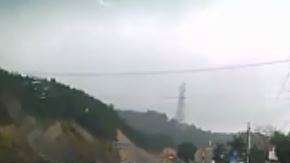 Un bebé cruzó la autopista gateando y se salvó de milagro.