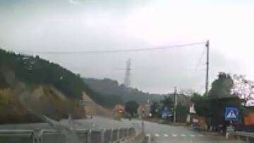 Un bebé cruzó la autopista gateando y se salvó de milagro.