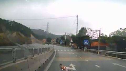 Un bebé cruzó la autopista gateando y se salvó de milagro.