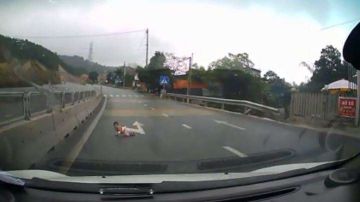 Un bebé cruzó la autopista gateando y se salvó de milagro.
