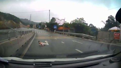 Un bebé cruzó la autopista gateando y se salvó de milagro.