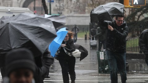 Inundaciones, viento y nieve azotaran la Grab Manzana durante los próximos días.