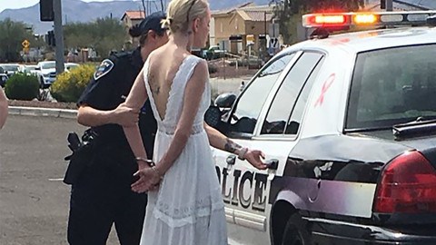 Amber Young iba vestida de novia cuando fue detenida