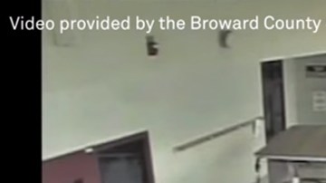 Las imágenes evidencian que el oficial escolar Scot Peterson no entró al edificio del plantel donde se produjo el tiroteo.