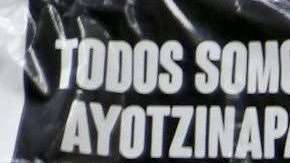 Padres de las víctimas se manifiestan frente a la cancillería en Buenos Aires en 2015.