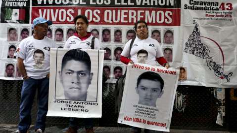 Padres de las víctimas se manifiestan frente a la cancillería en Buenos Aires en 2015.