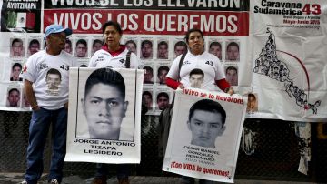 Padres de las víctimas se manifiestan frente a la cancillería en Buenos Aires en 2015.