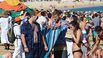 Miles de turistas estadounidenses, la mayoría jovenes, disfrutan las playas mexicanas a pesar de "mala fama".